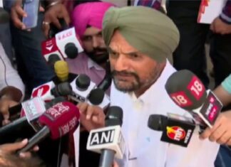 ਮੁੱਖ ਮੰਤਰੀ ਨੂੰ ਮਿਲਣ ਦੇ ਭਰੋਸੇ ‘ਤੇ ਮੰਨੇ ਸਿੱਧੂ ਮੂਸੇਵਾਲਾ ਦੇ ਪਿਤਾ, ਚੁੱਕਿਆ ਧਰਨਾ