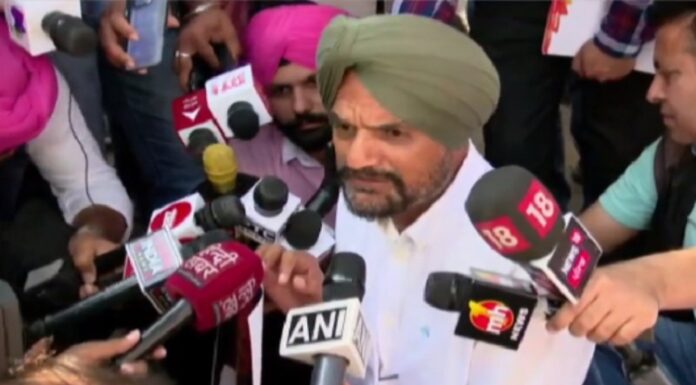 ਮੁੱਖ ਮੰਤਰੀ ਨੂੰ ਮਿਲਣ ਦੇ ਭਰੋਸੇ ‘ਤੇ ਮੰਨੇ ਸਿੱਧੂ ਮੂਸੇਵਾਲਾ ਦੇ ਪਿਤਾ, ਚੁੱਕਿਆ ਧਰਨਾ