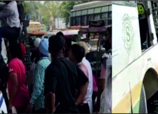 ਅੰਮ੍ਰਿਤਸਰ ‘ਚ ਚਲਦੀ ਬੱਸ ਦੀ ਬ੍ਰੇਕ ਫੇਲ, ਸਵਾਰੀਆਂ ਨਾਲ ਭਰੀ ਖੰਭੇ ‘ਚ ਵੱਜੀ