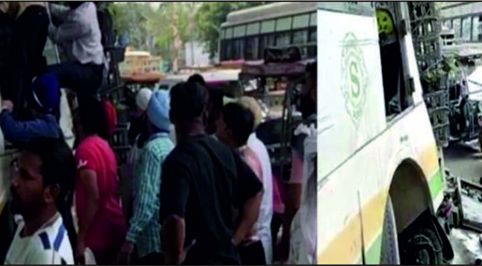 ਅੰਮ੍ਰਿਤਸਰ ‘ਚ ਚਲਦੀ ਬੱਸ ਦੀ ਬ੍ਰੇਕ ਫੇਲ, ਸਵਾਰੀਆਂ ਨਾਲ ਭਰੀ ਖੰਭੇ ‘ਚ ਵੱਜੀ