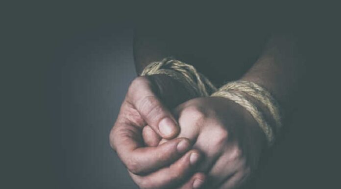 ਪਤਨੀ ਤੇ ਪੁੱਤਰ ਦੇ ਕਾਤਲ ASI ਨੇ ਬਚਣ ਲਈ ਗੁਆਂਢੀਆਂ ਦੀ ਕੁੜੀ ਕੀਤੀ ਅਗਵਾ, ਫੜਨ ਲਈ ਪੁਲਿਸ ਛਾਪੇਮਾਰੀ ਜਾਰੀ