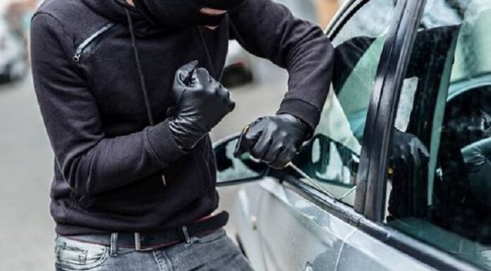 ਲੁਧਿਆਣਾ : ਕਾਰ ਦਾ ਸ਼ੀਸ਼ਾ ਤੋੜ ਕੇ 4 ਲੱਖ 75 ਹਜ਼ਾਰ ਲੈ ਗਏ ਚੋਰ
