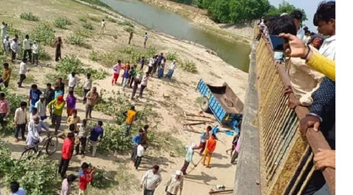 ਉਤਰ ਪ੍ਰਦੇਸ਼ ‘ਚ ਪੁਲ ਤੋਂ ਥੱਲੇ ਡਿੱਗੀ 42 ਲੋਕਾਂ ਨਾਲ ਭਰੀ ਟਰਾਲੀ, 14 ਸਵਾਰੀਆਂ ਦੀ ਮੌਤ