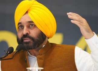 ਕਿਸਾਨਾਂ ਨੂੰ ਮੁਆਵਜ਼ੇ ਦੇ ਚੈੱਕ ਵੰਡਣ ਮੌਕੇ ਮੁੱਖ ਮੰਤਰੀ ਬੋਲੇ,- ਜੋ ਔਖੇ ਵੇਲੇ ਕੰਮ ਨਾ ਆਈ, ਉਹ ਕਾਹਦੀ ਸਰਕਾਰ