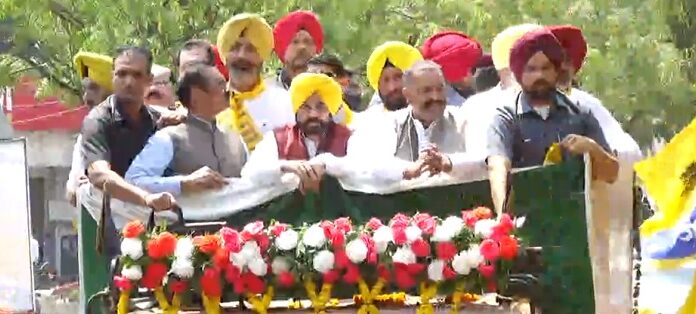 ਜਲੰਧਰ ‘ਚ ਸੁਸ਼ੀਲ ਰਿੰਕੂ ਦੇ ਸਮਰਥਨ ‘ਚ CM ਮਾਨ ਤੇ ਆਪ ਵਲੋਂ ਰੋਡ ਸ਼ੋਅ