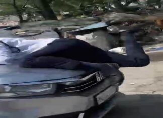 ਲੁਧਿਆਣਾ : ਕਾਰ ਨੂੰ ਰੁਕਣ ਦਾ ਕੀਤਾ ਇਸ਼ਾਰਾ ਤਾਂ ਮਾਰੀ ਜ਼ੋਰਦਾਰ ਟੱਕਰ, ਬੋਨਟ ‘ਤੇ ਡਿੱਗਿਆ ਟਰੈਫਿਕ ਮੁਲਾਜ਼ਮ ਦੂਰ ਜਾ ਕੇ ਡਿੱਗਿਆ