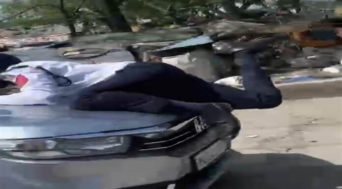 ਲੁਧਿਆਣਾ : ਕਾਰ ਨੂੰ ਰੁਕਣ ਦਾ ਕੀਤਾ ਇਸ਼ਾਰਾ ਤਾਂ ਮਾਰੀ ਜ਼ੋਰਦਾਰ ਟੱਕਰ, ਬੋਨਟ ‘ਤੇ ਡਿੱਗਿਆ ਟਰੈਫਿਕ ਮੁਲਾਜ਼ਮ ਦੂਰ ਜਾ ਕੇ ਡਿੱਗਿਆ