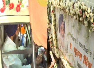 ਪਿੰਡ ਬਾਦਲ ਲਿਜਾਈ ਜਾ ਰਹੀ ਪ੍ਰਕਾਸ਼ ਸਿੰਘ ਬਾਦਲ ਦੀ ਮ੍ਰਿਤਕ ਦੇਹ, ਮਜੀਠੀਆ ਚਲਾ ਰਹੇ ਐਂਬੂਲੈਂਸ