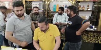 ਅੰਮ੍ਰਿਤਸਰ ‘ਚ ਠੇਕੇ ਦੀ ਛੱਤ ਤੋੜ ਕੇ ਮਹਿੰਗੀ ਸ਼ਰਾਬ ਤੇ ਨਕਦੀ ਲੈ ਗਏ ਚੋਰ, ਘਟਨਾ CCTV ‘ਚ ਹੋਈ ਕੈਦ