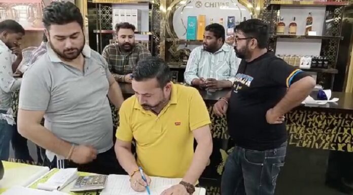 ਅੰਮ੍ਰਿਤਸਰ ‘ਚ ਠੇਕੇ ਦੀ ਛੱਤ ਤੋੜ ਕੇ ਮਹਿੰਗੀ ਸ਼ਰਾਬ ਤੇ ਨਕਦੀ ਲੈ ਗਏ ਚੋਰ, ਘਟਨਾ CCTV ‘ਚ ਹੋਈ ਕੈਦ