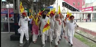 ਅੰਮ੍ਰਿਤਸਰ : ਕਣਕ ਦੇ ਰੇਟ ‘ਚ ਕਟੌਤੀ ਖਿਲਾਫ ਕਿਸਾਨਾਂ ਨੇ ਰੇਲਵੇ ਟਰੈਕ ਕੀਤਾ ਜਾਮ