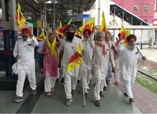 ਅੰਮ੍ਰਿਤਸਰ : ਕਣਕ ਦੇ ਰੇਟ ‘ਚ ਕਟੌਤੀ ਖਿਲਾਫ ਕਿਸਾਨਾਂ ਨੇ ਰੇਲਵੇ ਟਰੈਕ ਕੀਤਾ ਜਾਮ
