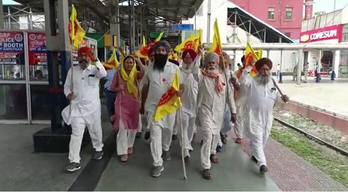 ਅੰਮ੍ਰਿਤਸਰ : ਕਣਕ ਦੇ ਰੇਟ ‘ਚ ਕਟੌਤੀ ਖਿਲਾਫ ਕਿਸਾਨਾਂ ਨੇ ਰੇਲਵੇ ਟਰੈਕ ਕੀਤਾ ਜਾਮ