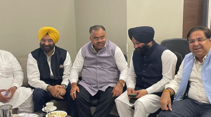 ਅਕਾਲੀ ਦਲ ਨੂੰ ਇਕ ਹੋਰ ਝਟਕਾ : ਸੀਨੀਅਰ ਅਕਾਲੀ ਲੀਡਰ ਚਰਨਜੀਤ ਅਟਵਾਲ ਦੇ ਬੇਟੇ ਇੰਦਰ ਅਟਵਾਲ ਭਾਜਪਾ ‘ਚ ਹੋਏ ਸ਼ਾਮਲ