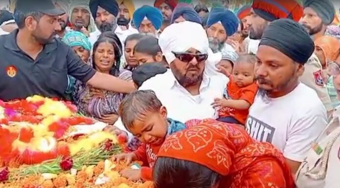 ਸ਼ਹੀਦ ਕੁਲਵੰਤ ਸਿੰਘ ਨੂੰ 3 ਮਹੀਨੇ ਦੇ ਬੇਟੇ ਨੇ ਦਿੱਤੀ ਮੁੱਖ ਅਗਨੀ, ਰੋ ਪਿਆ ਸਾਰਾ ਪਿੰਡ