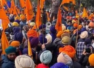 ਮੋਹਾਲੀ ‘ਚ ਕੌਮੀ ਇਨਸਾਫ ਮੋਰਚਾ ‘ਚ ਖੂਨੀ ਝੜਪ; ਨਿਹੰਗ ਸਿੰਘਾਂ ਦੇ 2 ਧੜੇ ਆਪਸ ‘ਚ ਭਿੜੇ; ਇੱਕ ਨੌਜਵਾਨ ਦਾ ਗੁੱਟ ਵੱਢਿਆ