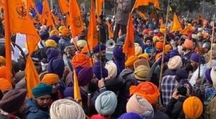 ਮੋਹਾਲੀ ‘ਚ ਕੌਮੀ ਇਨਸਾਫ ਮੋਰਚਾ ‘ਚ ਖੂਨੀ ਝੜਪ; ਨਿਹੰਗ ਸਿੰਘਾਂ ਦੇ 2 ਧੜੇ ਆਪਸ ‘ਚ ਭਿੜੇ; ਇੱਕ ਨੌਜਵਾਨ ਦਾ ਗੁੱਟ ਵੱਢਿਆ