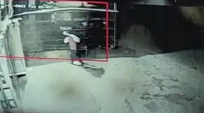 ਅਨੋਖੀ ਚੋਰੀ : ਪੈਸਿਆਂ ਵਾਲੇ ਗੱਲੇ ਨੂੰ ਹੱਥ ਨੀਂ ਲਾਇਆ; ਜ਼ਿੰਦਾ ਮੁਰਗਾ ਤੇ ਕੱਟਿਆ ਮੀਟ ਲੈ ਗਏ ਚੋਰ, ਘਟਨਾ CCTV ‘ਚ ਕੈਦ