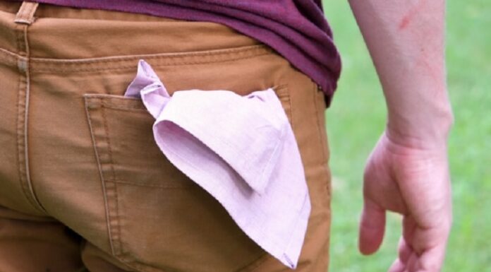 ਜੇਬ ‘ਚ ਗਿੱਲਾ ਰੁਮਾਲ ਰੱਖਣ ਨਾਲ ਹੋ ਸਕਦੀਆਂ ਨੇ ਗੰਭੀਰ ਸਕਿਨ ਦੀਆਂ ਬੀਮਾਰੀਆਂ, ਜਾਣੋ ਇਸ ਦਾ ਕਾਰਨ