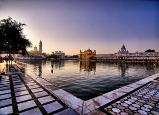 ਹਰਿਮੰਦਿਰ ਸਾਹਿਬ ‘ਚ ਐਂਟਰੀ ਨੂੰ ਲੈ ਕੇ ਵਿਵਾਦ : ਲੜਕੀ ਨੂੰ ਦਰਬਾਰ ਸਾਹਿਬ ਜਾਣ ਤੋਂ ਰੋਕਿਆ