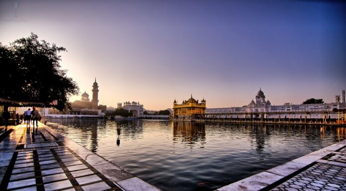 ਹਰਿਮੰਦਿਰ ਸਾਹਿਬ ‘ਚ ਐਂਟਰੀ ਨੂੰ ਲੈ ਕੇ ਵਿਵਾਦ : ਲੜਕੀ ਨੂੰ ਦਰਬਾਰ ਸਾਹਿਬ ਜਾਣ ਤੋਂ ਰੋਕਿਆ