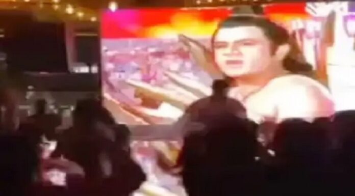 ਰੈਸਟੋ-ਬਾਰ ਦੇ ਪਰਦੇ ‘ਤੇ ਚੱਲ ਰਹੀ ਸੀ ਰਾਮਾਇਣ, ਮੂਹਰੇ ਲੋਕ ਲਾ ਰਹੇ ਸਨ ਠੁਮਕੇ, ਵੀਡੀਓ ਵਾਇਰਲ