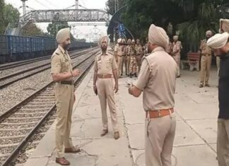 ਲੁਧਿਆਣਾ : ਦੋਰਾਹਾ ਦੇ ਰੇਲਵੇ ਟ੍ਰੈਕ ‘ਤੇ ਮਿਲੀ ਬਿਨਾਂ ਸਿਰ ਦੇ ਲਾਸ਼, ਤੇਜ਼ਧਾਰ ਹਥਿਆਰ ਨਾਲ ਵੱਢਿਆ ਗਲ਼ਾ