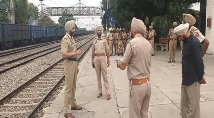 ਲੁਧਿਆਣਾ : ਦੋਰਾਹਾ ਦੇ ਰੇਲਵੇ ਟ੍ਰੈਕ ‘ਤੇ ਮਿਲੀ ਬਿਨਾਂ ਸਿਰ ਦੇ ਲਾਸ਼, ਤੇਜ਼ਧਾਰ ਹਥਿਆਰ ਨਾਲ ਵੱਢਿਆ ਗਲ਼ਾ