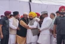 ਈਦ ਮੌਕੇ ਜਲੰਧਰ ਮਸਜਿਦ ਪਹੁੰਚੇ CM ਮਾਨ, ਬੋਲੇ- ‘ਖੁਦਾ ਸਾਰਿਆਂ ਨੂੰ ਰਹਿਮਤ ਬਖਸ਼ੇ’