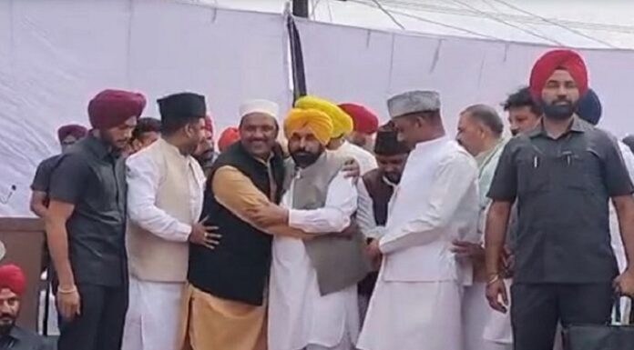 ਈਦ ਮੌਕੇ ਜਲੰਧਰ ਮਸਜਿਦ ਪਹੁੰਚੇ CM ਮਾਨ, ਬੋਲੇ- ‘ਖੁਦਾ ਸਾਰਿਆਂ ਨੂੰ ਰਹਿਮਤ ਬਖਸ਼ੇ’