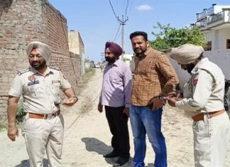 ਗੁਰਦਾਸਪੁਰ ‘ਚ ਪਤਨੀ ਤੇ ਪੁੱਤਰ ਦਾ ਹੱਤਿਆਰਾ ASI ਪਿੰਡ ‘ਚ ਲੁਕਿਆ, ਪੁਲਿਸ ਨੇ ਕੀਤੀ ਘੇਰਾਬੰਦੀ