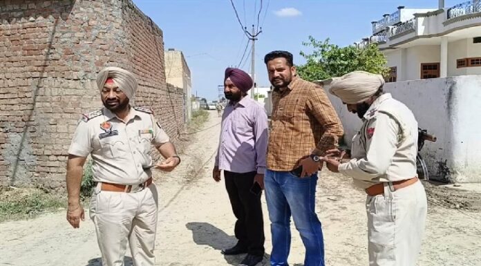 ਗੁਰਦਾਸਪੁਰ ‘ਚ ਪਤਨੀ ਤੇ ਪੁੱਤਰ ਦਾ ਹੱਤਿਆਰਾ ASI ਪਿੰਡ ‘ਚ ਲੁਕਿਆ, ਪੁਲਿਸ ਨੇ ਕੀਤੀ ਘੇਰਾਬੰਦੀ