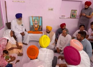 CM ਮਾਨ ਨੇ ਸ਼ਹੀਦ ਫੌਜੀ ਹਰਕ੍ਰਿਸ਼ਨ ਸਿੰਘ ਦੇ ਪਰਿਵਾਰ ਨੂੰ ਸੌਂਪਿਆ 1 ਕਰੋੜ ਦੀ ਸਹਾਇਤਾ ਰਾਸ਼ੀ ਦਾ ਚੈੱਕ