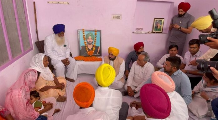 CM ਮਾਨ ਨੇ ਸ਼ਹੀਦ ਫੌਜੀ ਹਰਕ੍ਰਿਸ਼ਨ ਸਿੰਘ ਦੇ ਪਰਿਵਾਰ ਨੂੰ ਸੌਂਪਿਆ 1 ਕਰੋੜ ਦੀ ਸਹਾਇਤਾ ਰਾਸ਼ੀ ਦਾ ਚੈੱਕ