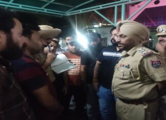 ਡੀਲਰਾਂ ਤੋਂ ਤੰਗ ਹੋ ਕੇ 2 ਧੀਆਂ ਦੇ ਪਿਓ ਨੇ ਮੌਤ ਨੂੰ ਲਾਇਆ ਗਲੇ, ਸਾਮਾਨ ਦੇ ਪੈਸੇ ਮੰਗਣ ‘ਤੇ ਦਿੰਦੇ ਸਨ ਧਮਕੀਆਂ