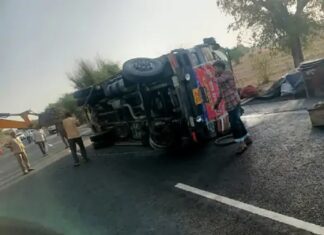 ਅਬੋਹਰ : ਸਾਲਾਸਰ ਧਾਮ ਜਾ ਰਹੇ ਸ਼ਰਧਾਲੂਆਂ ਨਾਲ ਭਰੇ ਟਰੱਕ ਦਾ ਫਟਿਆ ਟਾਇਰ, ਪਲਟਣ ਕਰਕੇ 15 ਲੋਕ ਸੀਰੀਅਸ