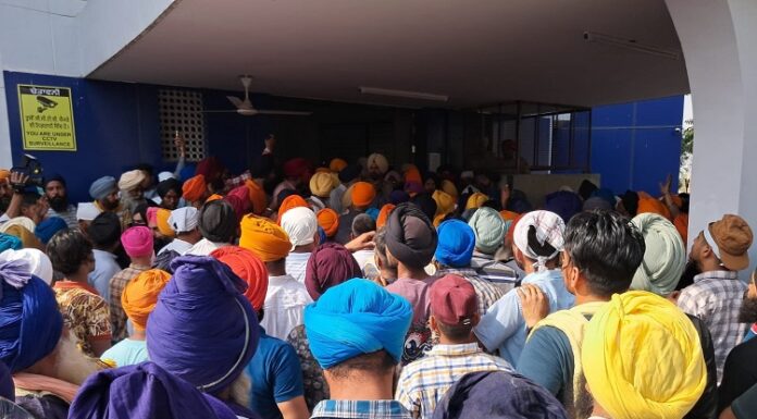 ਮੋਰਿੰਡਾ ਬੇਅਦਬੀ ਦੇ ਮੁਲਜ਼ਮ ਨੂੰ ਥਾਣੇ ਲਿਜਾਣ ਸਮੇਂ ਲੋਕਾਂ ਤੇ ਪੁਲਿਸ ਵਿਚਾਲੇ ਹੋਈ ਧੱਕਾ-ਮੁੱਕੀ