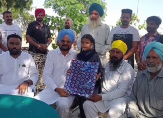 5th Result : 500 ‘ਚੋਂ 499 ਅੰਕ ਲੈ ਕੁੜੀ ਨੇ ਰੁਸ਼ਨਾਇਆ ਪਿੰਡ ਦਾ ਨਾਂ, ਮੂਸੇਵਾਲਾ ਦੇ ਪਿਤਾ ਨੇ ਬੱਚੀ ਨੂੰ ਕੀਤਾ ਸਨਮਾਨਿਤ