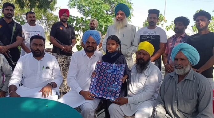 5th Result : 500 ‘ਚੋਂ 499 ਅੰਕ ਲੈ ਕੁੜੀ ਨੇ ਰੁਸ਼ਨਾਇਆ ਪਿੰਡ ਦਾ ਨਾਂ, ਮੂਸੇਵਾਲਾ ਦੇ ਪਿਤਾ ਨੇ ਬੱਚੀ ਨੂੰ ਕੀਤਾ ਸਨਮਾਨਿਤ