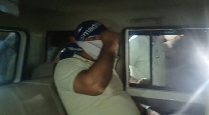 ਲੋਕਾਂ ਨੇ SHO ਨੂੰ ਕੁੜੀ ਸਮੇਤ ਫੜਿਆ ਰੰਗੇ ਹੱਥੀਂ, ਬੁਲਾਈ ਪੁਲਿਸ, ਕਿਹਾ – ਨਵੀਆਂ-ਨਵੀਆਂ ਕੁੜੀਆਂ ਲਿਆਉਂਦੈ ਕਿਰਾਏ ਦੀ ਕੋਠੀ ‘ਚ