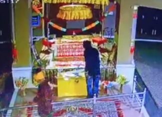 ਅਜਨਾਲਾ ‘ਚ ਚੋਰਾਂ ਨੇ ਗੁਰੂਘਰ ਨੂੰ ਬਣਾਇਆ ਨਿਸ਼ਾਨਾ, ਗੋਲਕ ਨਾ ਟੁੱਟੀ ਤਾਂ LCD ਲੈ ਕੇ ਫਰਾਰ