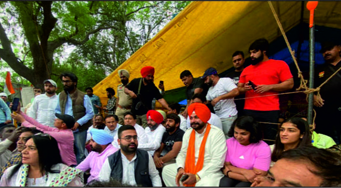 ਬ੍ਰੇਕਿੰਗ : ਮਹਿਲਾ ਪਹਿਲਵਾਨਾਂ ਦੇ ਧਰਨੇ ‘ਚ ਪੁੱਜੇ ਨਵਜੋਤ ਸਿੱਧੂ, ਦਿੱਤਾ ਸਮਰਥਨ
