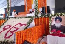 ਪਿਤਾ ਪ੍ਰਕਾਸ਼ ਸਿੰਘ ਬਾਦਲ ਦੀ ਫੋਟੋ ਅੱਗੇ ਭਾਵੁਕ ਹੋਏ ਸੁਖਬੀਰ ਬਾਦਲ, ਭਰੇ ਮਨ ਨਾਲ ਟੇਕਿਆ ਮੱਥਾ
