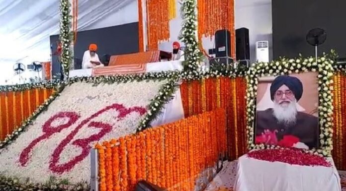 ਪਿਤਾ ਪ੍ਰਕਾਸ਼ ਸਿੰਘ ਬਾਦਲ ਦੀ ਫੋਟੋ ਅੱਗੇ ਭਾਵੁਕ ਹੋਏ ਸੁਖਬੀਰ ਬਾਦਲ, ਭਰੇ ਮਨ ਨਾਲ ਟੇਕਿਆ ਮੱਥਾ