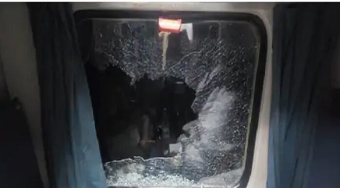 ਗੋਲਡਨ ਟੈਂਪਲ ਮੇਲ ‘ਤੇ ਸ਼ਰਾਰਤੀ ਅਨਸਰਾਂ ਨੇ ਮਾਰੇ ਪੱਥਰ ; ਟਰੇਨ ਦੇ ਟੁੱਟੇ ਸ਼ੀਸ਼ੇ, ਯਾਤਰੀਆਂ ‘ਚ ਸਹਿਮ