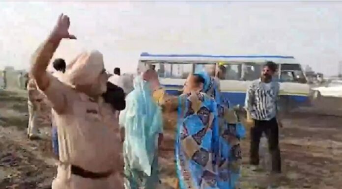 ਬਟਾਲਾ : ਪੁਲਿਸ ਮੁਲਾਜ਼ਮ ਨੇ ਮਹਿਲਾ ਦੇ ਮਾਰਿਆ ਥੱਪੜ, ਜ਼ਮੀਨ ਐਕਵਾਇਰ ਕਰਨ ਦਾ ਕਿਸਾਨ ਕਰ ਰਹੇ ਸਨ ਵਿਰੋਧ
