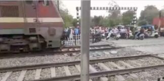 ਜਲੰਧਰ : ਟ੍ਰੇਨ ਆਉਣ ‘ਤੇ ਵੀ ਫਾਟਕ ਟੱਪਦੇ ਰਹੇ ਲੋਕ, ਲੋਕੋ ਪਾਇਲਟ ਨੇ ਕ੍ਰਾਸਿੰਗ ਵੇਖ ਲਾਈ ਬ੍ਰੇਕ, ਵੱਡੇ ਹਾਦਸੇ ਤੋਂ ਬਚਾਅ
