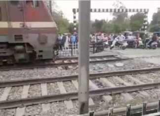 ਜਲੰਧਰ : ਟ੍ਰੇਨ ਆਉਣ ‘ਤੇ ਵੀ ਫਾਟਕ ਟੱਪਦੇ ਰਹੇ ਲੋਕ, ਲੋਕੋ ਪਾਇਲਟ ਨੇ ਕ੍ਰਾਸਿੰਗ ਵੇਖ ਲਾਈ ਬ੍ਰੇਕ, ਵੱਡੇ ਹਾਦਸੇ ਤੋਂ ਬਚਾਅ