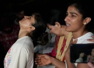 ਜੰਤਰ-ਮੰਤਰ : ਪਹਿਲਵਾਨਾਂ ‘ਤੇ ਪੁਲਿਸ ਦਾ ਲਾਠੀਚਾਰਜ : ਰੈਸਲਰ ਬੋਲੇ- ਕੀ ਆਹ ਦਿਨ ਦੇਖਣ ਵਾਸਤੇ ਦੇਸ਼ ਲਈ ਲਿਆਂਦੇ ਸੀ ਮੈਡਲ