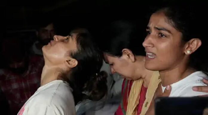 ਜੰਤਰ-ਮੰਤਰ : ਪਹਿਲਵਾਨਾਂ ‘ਤੇ ਪੁਲਿਸ ਦਾ ਲਾਠੀਚਾਰਜ : ਰੈਸਲਰ ਬੋਲੇ- ਕੀ ਆਹ ਦਿਨ ਦੇਖਣ ਵਾਸਤੇ ਦੇਸ਼ ਲਈ ਲਿਆਂਦੇ ਸੀ ਮੈਡਲ